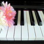 ピアノ鍵盤と花