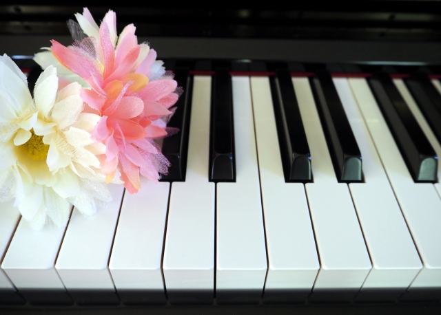 ピアノ鍵盤と花