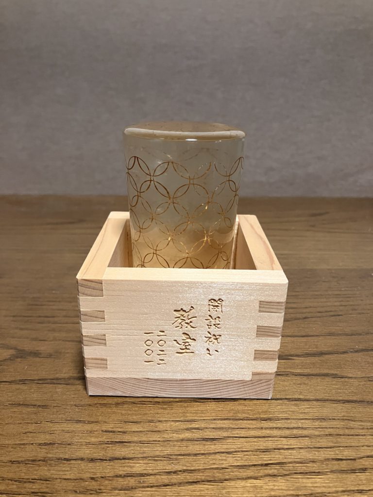 秋鹿大吟醸をいただくグラス・枡（開講時に友人からいただいたもの）こちらでいただきます。